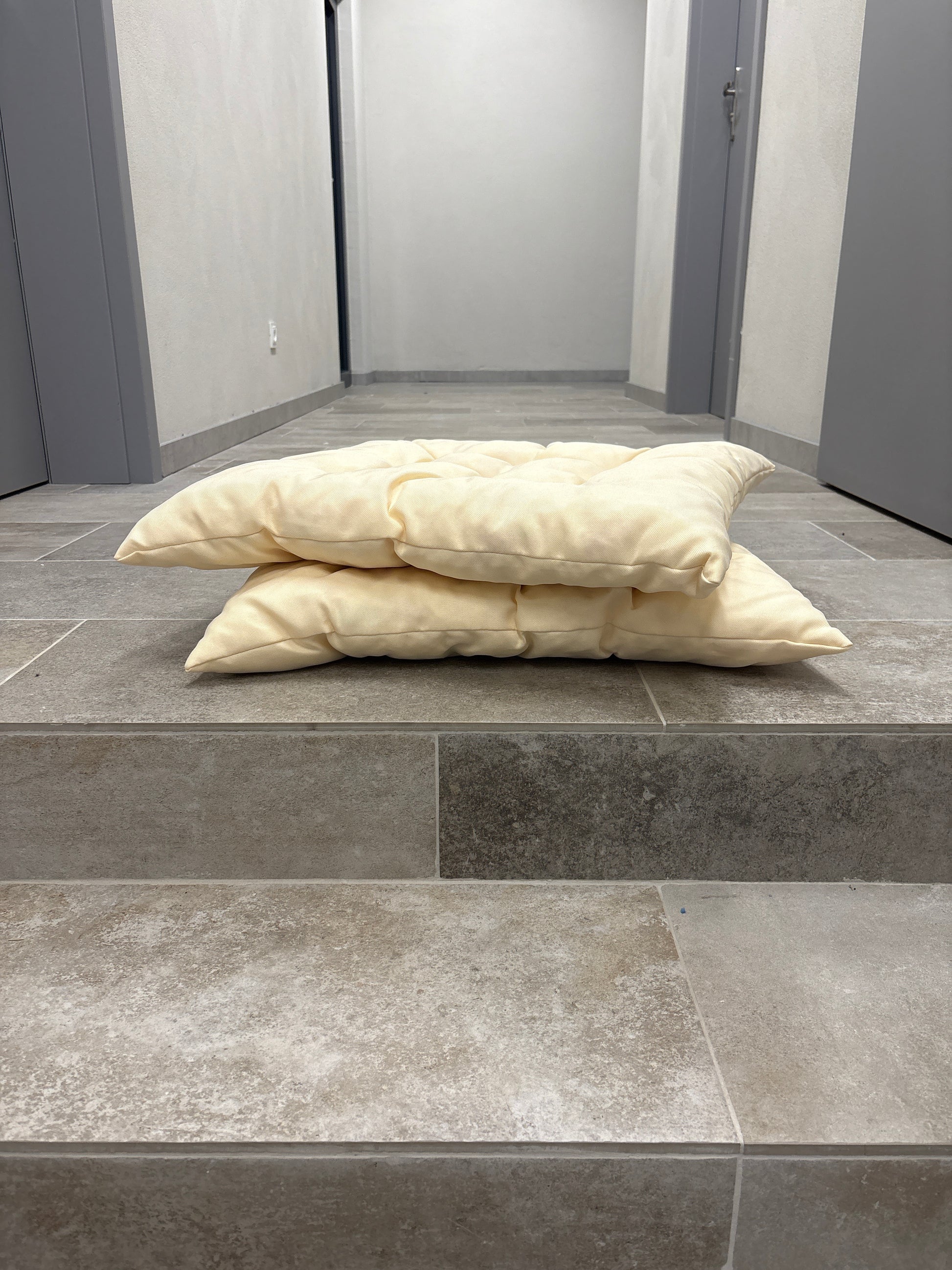 Poduszki 60x60 kremowe 2 sztuki -wyprzedaż